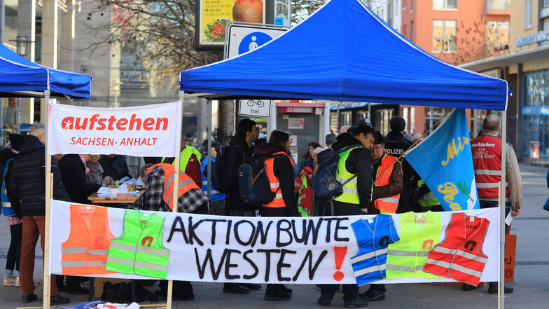 Teilnehmer der Aktion "Bunte Westen" am Sonnabend in Magdeburg.