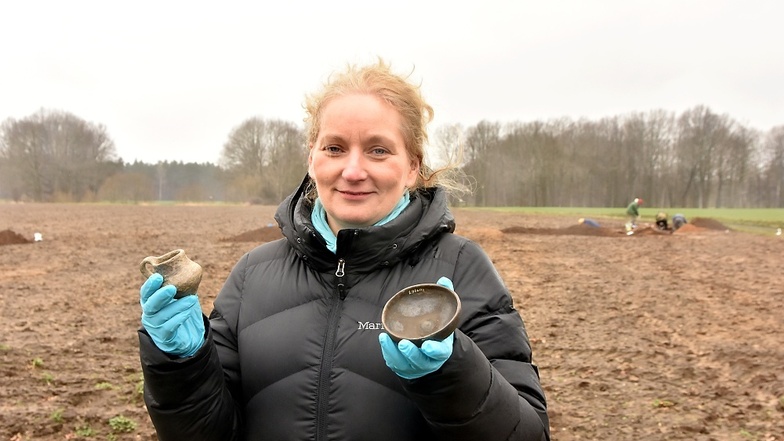 Archäologin Gabriela Manschus mit zwei Gefäßen, die in einem Grab bei Niederkaina gefunden worden waren, aber aus der gleichen Zeit stammen wie die Funde bei Wittichenau.