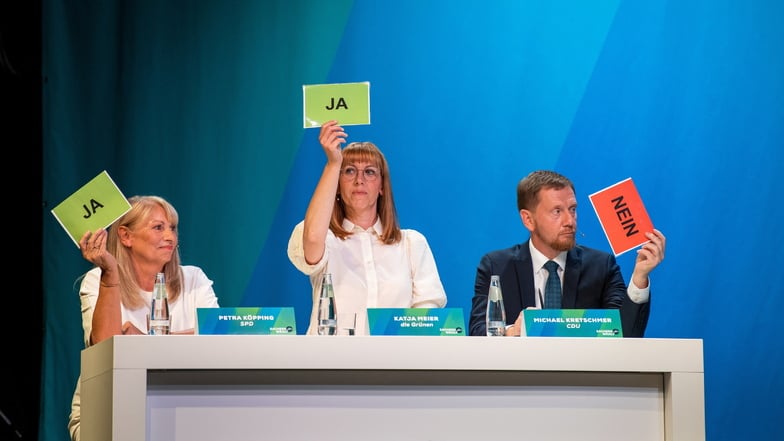 Regierungschef mit Koalitionspartnerinnen: Beim Wahlforum der drei sächsischen Regionalzeitungen  sind Petra Köpping (SPD, li. ) und Katja Meier (Grüne) nicht einer Meinung mit Michael Kretschmer (CDU).