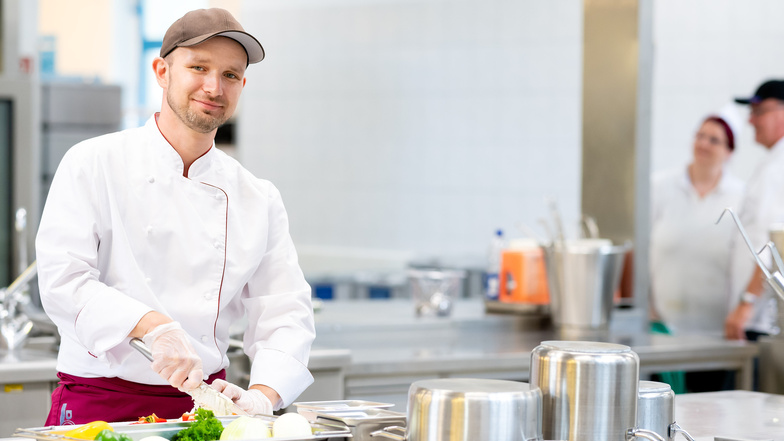 Mehr als 500 Essen werden in der Küche des Arnsdorfer Krankenhauses jeden Mittag zubereitet. Für Koch Christoph Hermann und seine Kollegen ist das jede Menge Arbeit und eine logistische Herausforderung. Immerhin gibt es täglich drei Gerichte und eine öffe