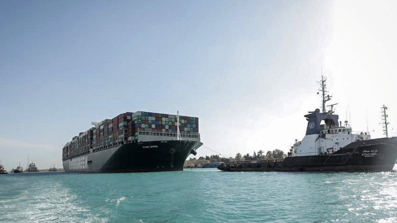 Das Containerschiff "Ever Given" fährt in Begleitung von Schleppern über den Suezkanal.