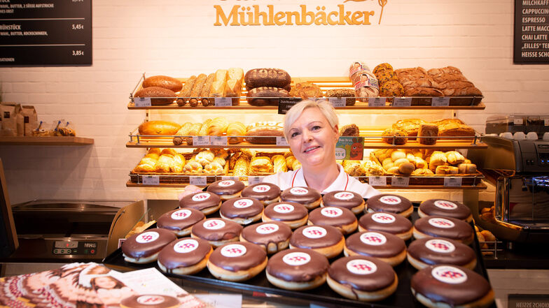 In Zeiten von Corona hat der Ottendorfer Mühlenbäcker einen Onlinshop eröffnet. Dort gibt es unter anderen solche leckeren Donuts, wie sie Verkäuferin Andrea Schwarz bereithält.