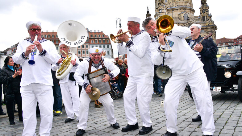 Vom Terrassenufer an der Elbe bis in die historische Innenstadt – umsäumt von tausenden Zuschauern von der Brühlschen Terrasse und am Straßenrand: Die Dxiland-Parade ist für viele das Highlight.