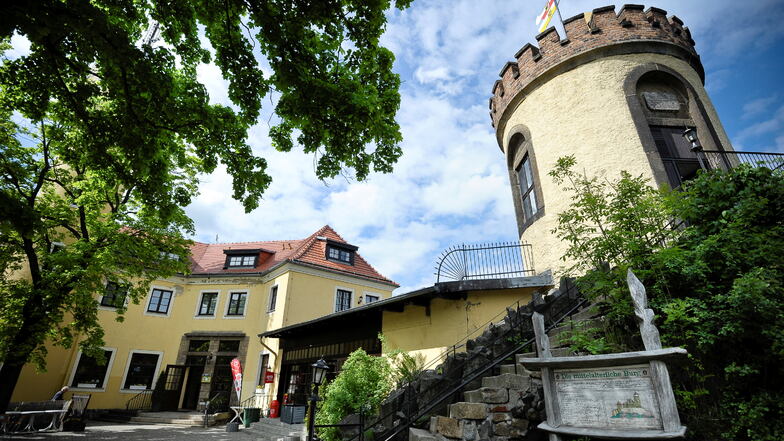 Bei Einheimischen und Touristen gleichermaßen beliebt: Burghotel, Restaurant und Aussichtsturm auf der Landeskrone.