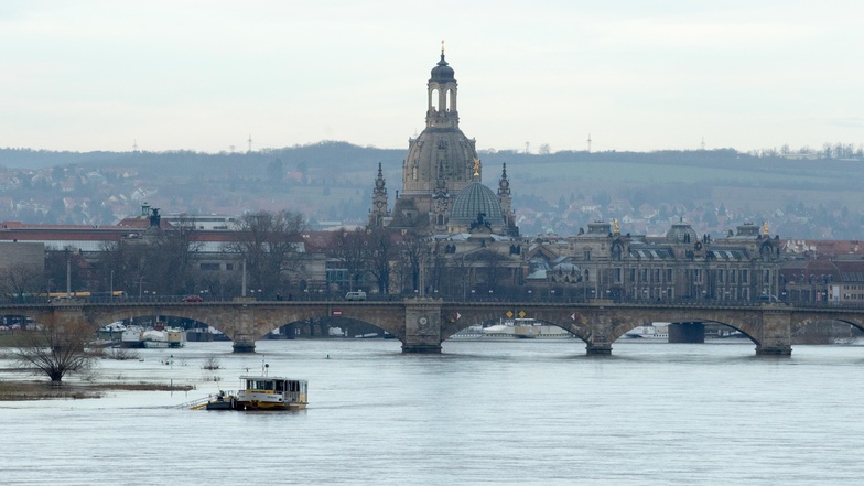 Bis auf 5,95 Meter war die Elbe kurz vorm Jahreswechsel in Dresden angestiegen. Dann sank der Pegel, um am 4. Januar 2024 wieder die Marke für die Alarmstufe 2 zu überschreiten.