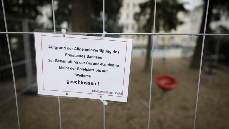 Gesperrter Spielplatz am Wilhelmsplatz. Auch hier sollen Kinder morgen wieder Zugang bekommen, noch nicht ganz klar ist, wann genau.