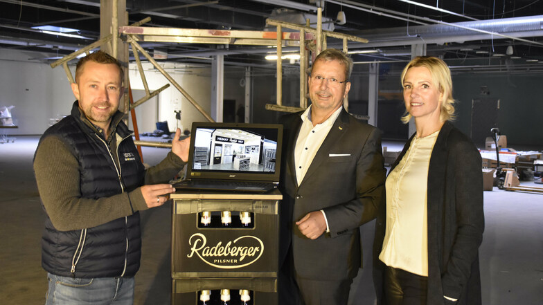 John Scheller (li.), Inhaber des Edeka-Marktes in Radeberg und Axel Frech, Chef der Radeberger Brauerei, wagen sich auf Neuland. Sie eröffnen im Silberberg Center die „Radeberger Heimatwelt“.
