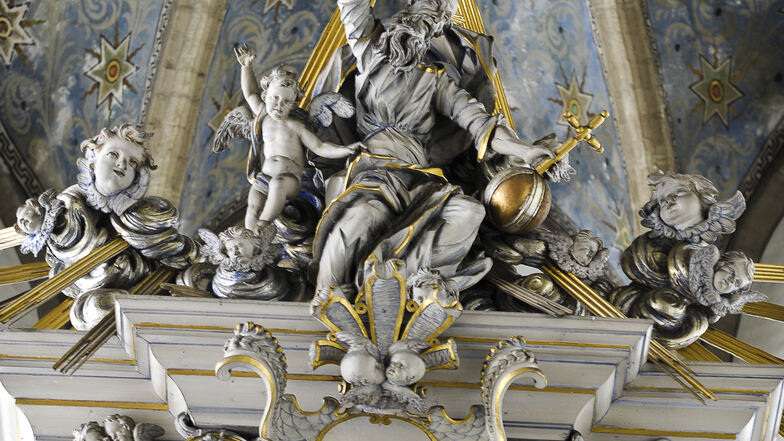 Gott thront über dem Altar - Detail vom Hochaltar in der Dreifaltigkeitskirche.