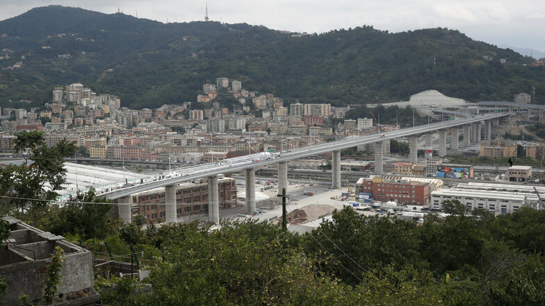 Blick auf die neue Autobahnbrücke in Genua