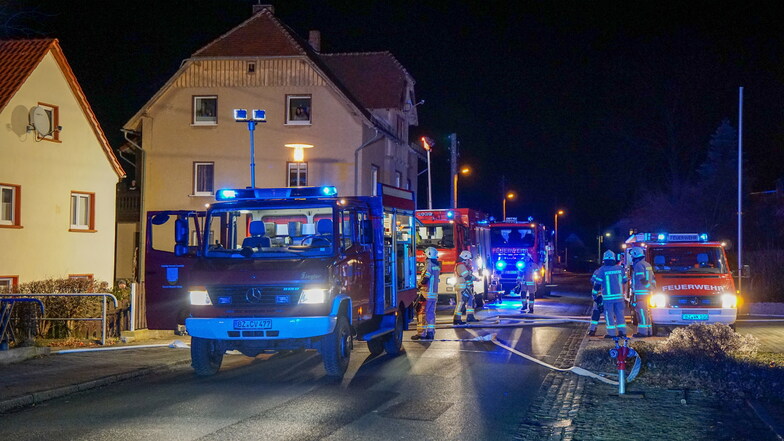 Einen Feuerwehreinsatz gab es am Mittwochabend in Weigsdorf-Köblitz. In einem Einfamilienhaus brannte es im Schlafzimmer.