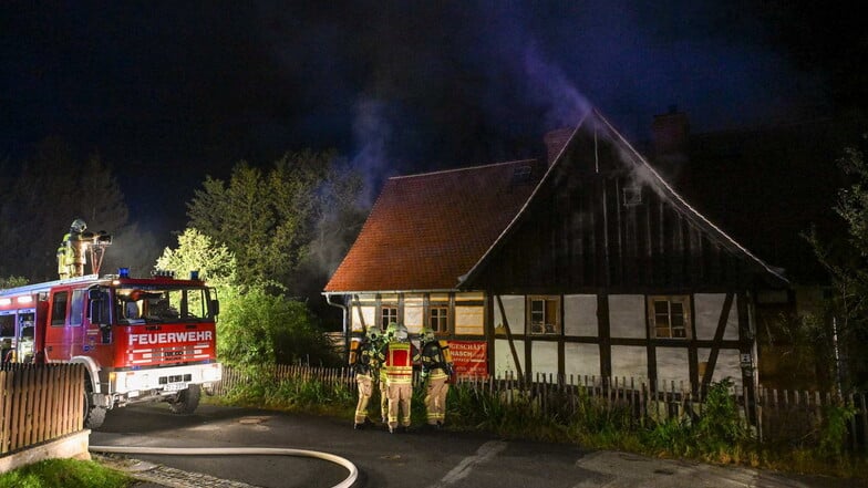 Die Feuerwehr beim Brandeinsatz in Mittelherwigsdorf.