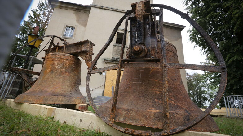 Die Glocken aus dem Kirchturm der Kirche Großröhrsdorf wurden geborgen, sind allerdings stark beschädigt.