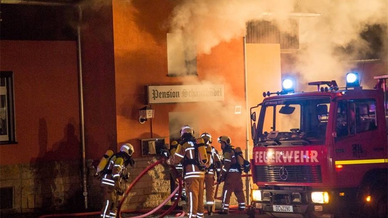 Die Feuerwehr kämpft gegen die Flammen. Seit Montag gegen 3 Uhr brennt der Gasthof "Schänkhübel" in Rossendorf.