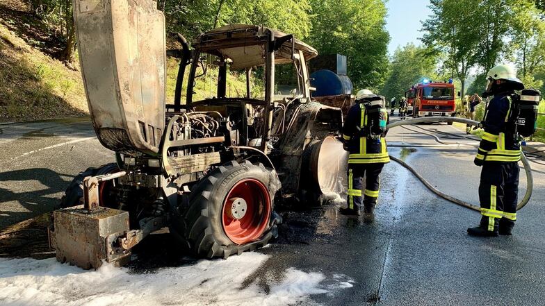 Nicht mehr viel übrig ist von diesem Traktor.
Er brannte am 27. Juli bei Mühlbach. Fahrer und Beifahrer hatten bei dem Unglück alles richtig gemacht.