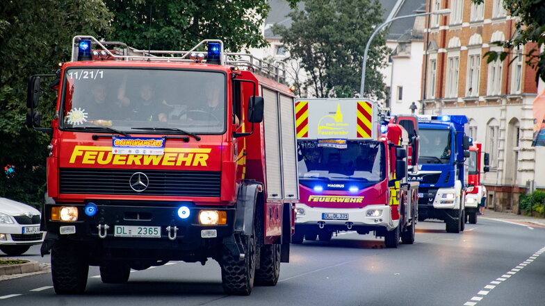 Mit 17 Fahrzeugen sind Helfer von Feuerwehr, THW und Johanniter-Unfall-Hilfe am Sonnabend durch Döbeln gefahren.