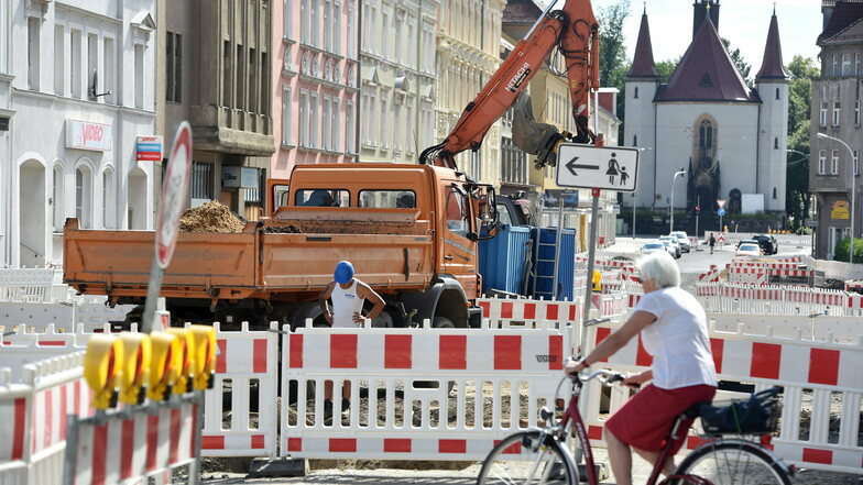 Straßenbau kann auch anstrengend sein - wie hier in Zittau auf der Äußeren Weberstraße im vergangenen Jahr. Aber wird nicht gebaut, ist es auch nicht gut.