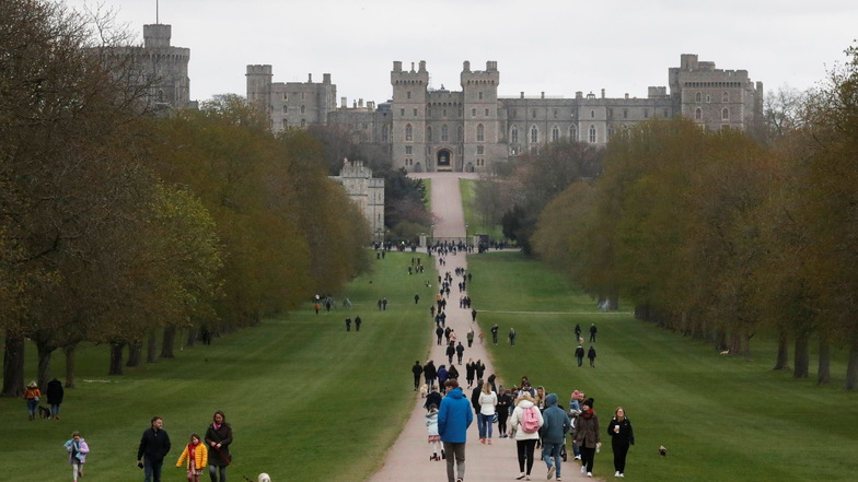 Zahlreiche Menschen gehen auf dem Long Walk vor dem Schloss Windsor, um dort Blumen für den verstorbenen Prinz Philip abzulegen