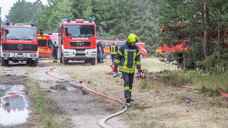 Die Nieskyer Feuerwehrleute helfen jetzt in der Sächsischen Schweiz mit, den verheerenden Waldbrand zu löschen. Im Juni waren sie und weitere Ortswehren bei Trebus im Einsatz (Foto). Auch dort brannte der Wald.
