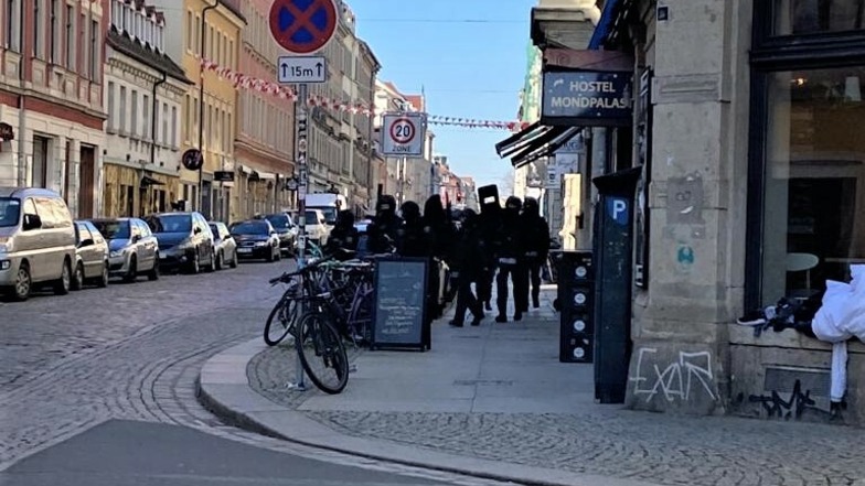 Diese Gruppe Polizisten mit Schutzschild und schwerer Bewaffnung war am Dienstagvormittag in der Äußeren Neustadt im Einsatz.