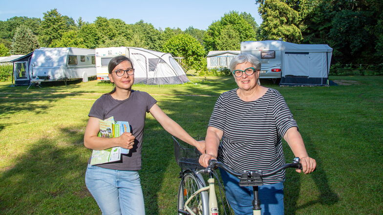 Stefanie (links) und Marlies Mitschke betreiben den Campingplatz am Wildpark in Thräna. Weitgereiste Gäste, wie die Holländer, steuern die Anlage wegen der hohen Spritpreise in diesem Jahr seltener an.