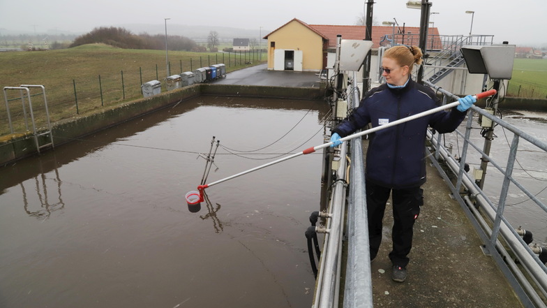 Cornelia Linke nimmt Proben zur Eigenkontrolle der Abwasserqualität im Klärwerk Kodersdorf. Sie ist Mitarbeiterin im Fachunternehmen Kretschmer, das für die Gemeinde Kodersdorf das Klärwerk betreibt.