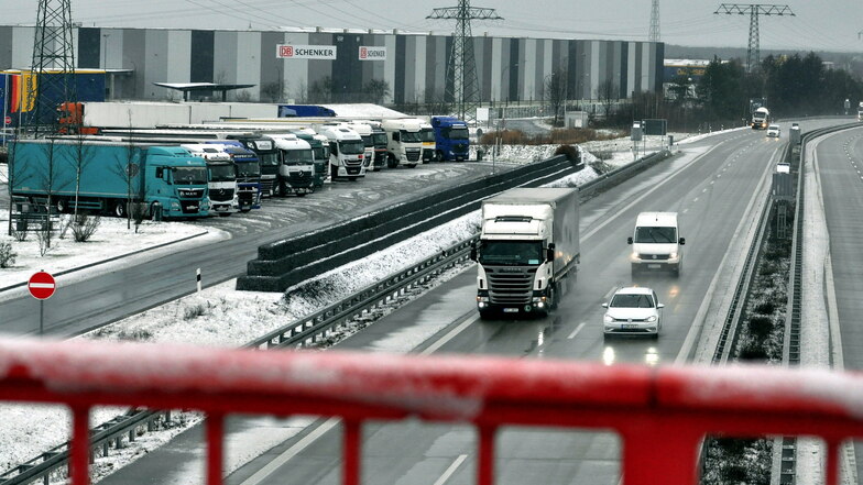 Während der Schnee und liegengebliebene Lkws auf der A4 den Verkehr zum Erliegen brachten, rollte er auf der A13 wie hier bei Radeburg.