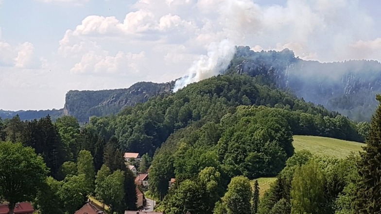 Waldbrände wie diesen, der im Mai 2018 vermutlich durch eine weggeworfene Zigarette zwischen Rathen und Bastei verursacht wurde, möchten die Behörden vermeiden.