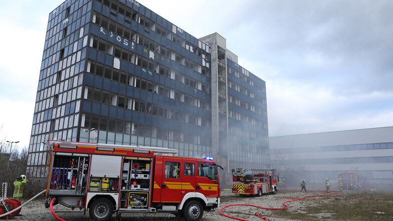 Das Feuer im Dresdner Stadtteil Niedersedlitz war am Donnerstagnachmittag im Erdgeschoss bemerkt worden.