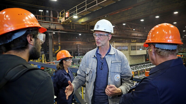 Jens Keuerleber erklärt den Besuchern des Tages der offenen Wirtschaft, wie in der Mannesmannröhren-Werk GmbH Zeithain nahtlose Stahlrohre hergestellt werden.