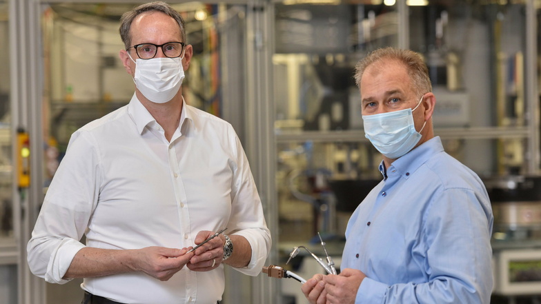 AB Elektronik Sachsen GmbH feiert 2021 30-jähriges Jubiläum. Thorsten Bick, Werkleiter, und Aldo Bojarski, Entwicklungsleiter (v.l.) sind stolz auf die wieder hervorragende Auftragslage.