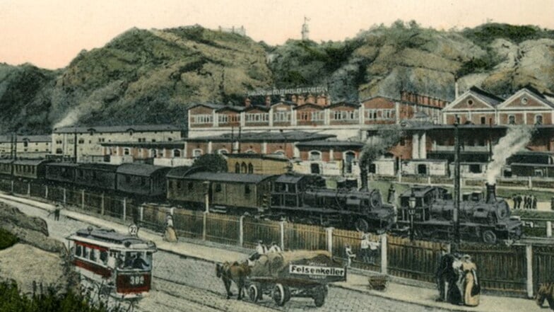 Erinnerungen an vor über 100 Jahren: Diese koloriert Ansichtskarte um 1905 zeigt einen Zug der Albert-Bahn und eine Straßenbahn der Linie 3 vor der 				Felsenkeller-Brauerei im Plauenschen Grund.