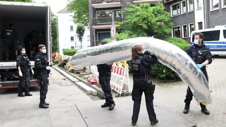 Einsatzkräfte stehen bei einem großangelegten Einsatz gegen die Rauschgiftkriminalität vor einem Bürogebäude in Essen.