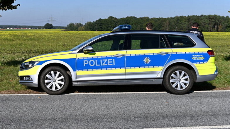 Die Polizei sucht Zeugen für einen Vorfall, bei dem ein Audi-Fahrer bei Weißnaußlitz auf eine Wiese ausweichen musste, weil im Gegenverkehr ein SUV einen Lkw überholte und nicht rechtzeitig auf seine Fahrbahn wechselte.