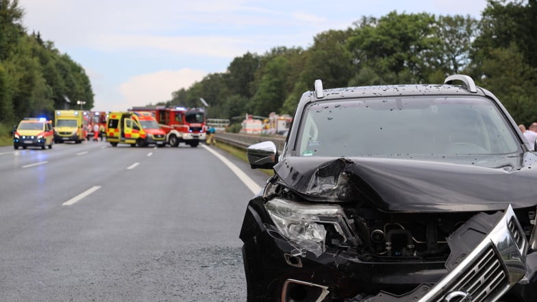 Mehrere Fahrzeuge sind in einen Unfall auf der A4 verwickelt.