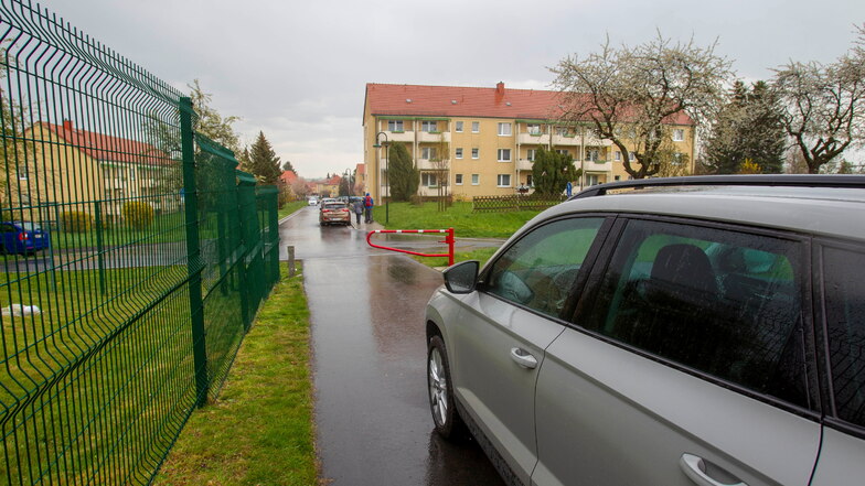 Einige Einwohner des Wohngebietes an der Nossener Straße möchten, dass der Weg zum Gartenweg geöffnet wird. Der Bürgermeister lehnt das ab.