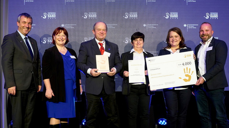 Staatssekretär Johann Saathoff, OB Kerstin Körner, Gerd Geißler, Beatrix Otto, Anja Weber und DRK-Vorstandschef Michael Voigt (v.l.) bei der Preisverleihung.