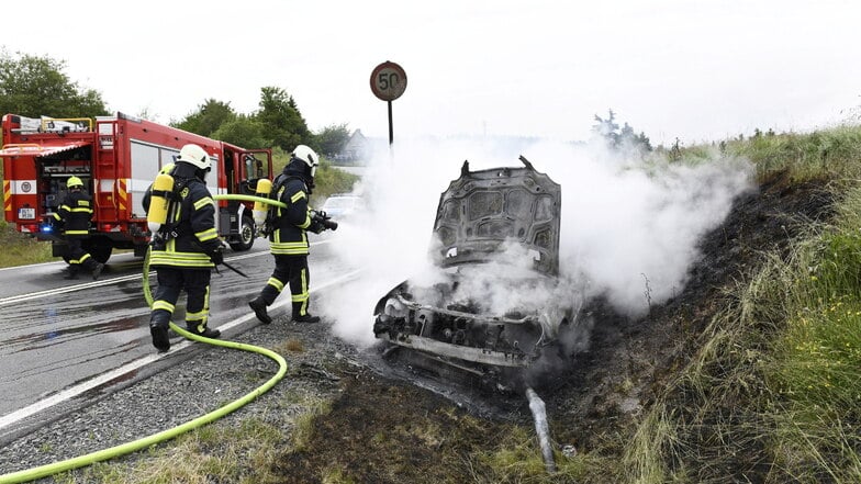 Kurios: Brennendes Auto rollt bei Zinnwald über die Grenze