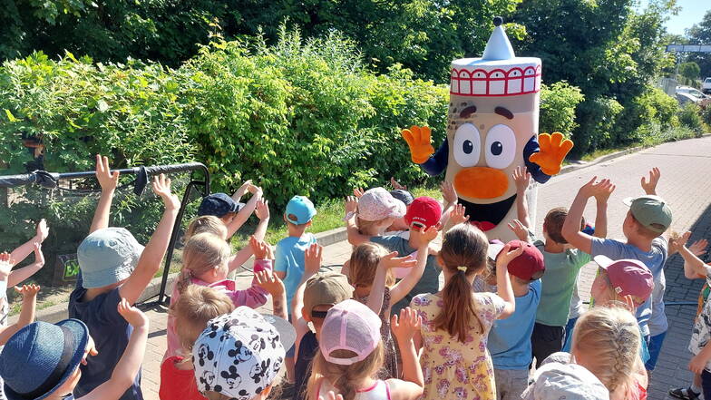 Die Kinder der Kita "Glückskäfer" durften das neue Maskottchen schon live erleben.