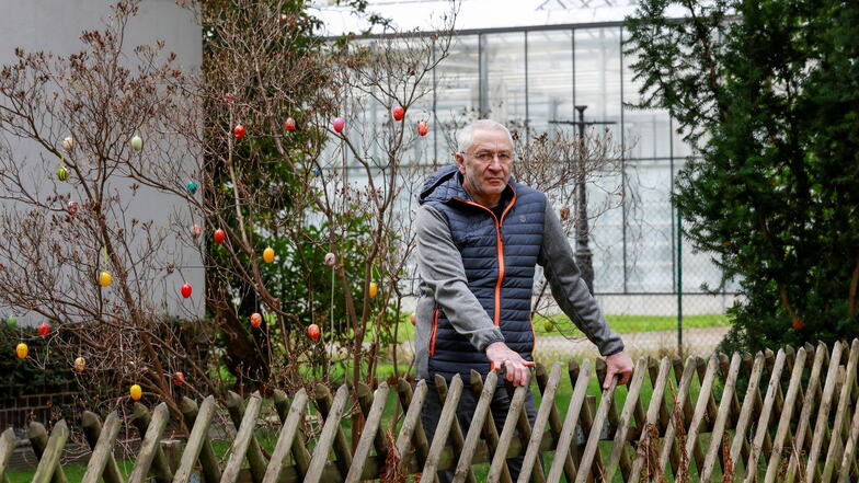 Thomas Pilz im Garten seines Hauses im Westpark in direkter Nachbarschaft zur Stadtgärtnerei.