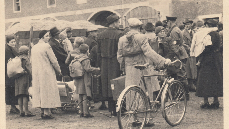 Ausweisung aus Kleinschönau am 22. Juni 1945. Fotos wie dieses sind eine Seltenheit, da das Fotografieren in dieser Situation absolut nicht erwünscht war und ohnehin nur wenige Menschen eine Kamera besaßen.