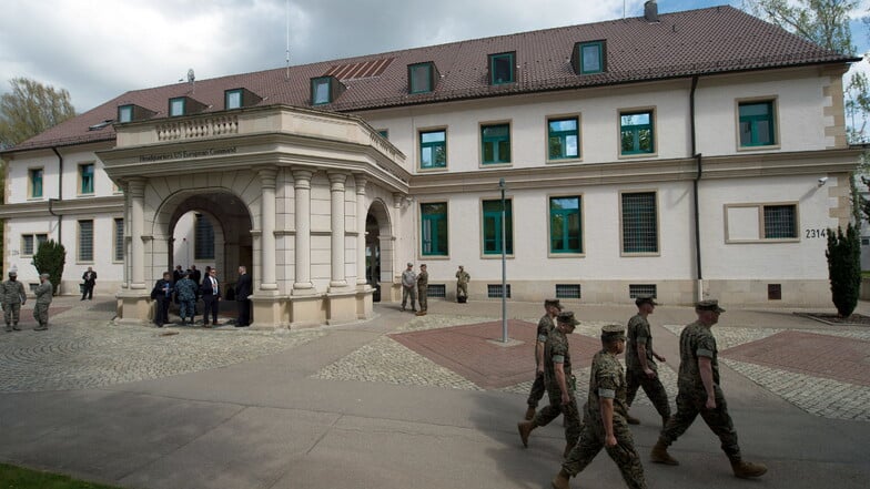Mitglieder der US-Streitkräfte gehen in den Patch Barracks nach dem Kommandowechsel des United States European Command (Eucom) in Stuttgart am Hauptquartier vorbei.