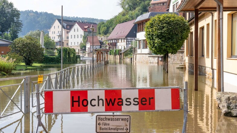 Im Kurort Rathen in der Sächsischen Schweiz ist die Elbe über die Ufer getreten.