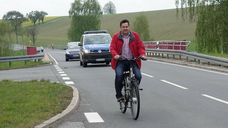 Abgesehen von Bürgermeister Daniel Brade (SPD) hatten sich neben den Fahrradfreunden keine der eingeladenen Politiker bei den Protestaktionen an der Strecke blicken lassen.
