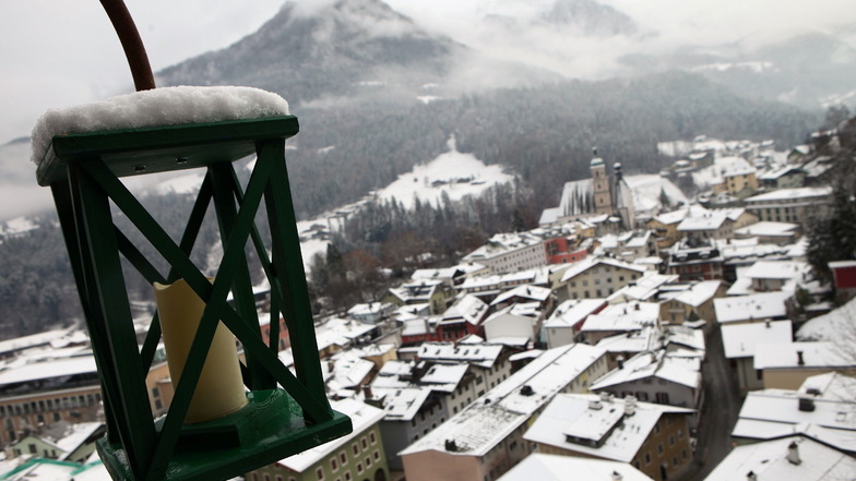 Berchtesgaden: Der Emmaus-Rundwanderweg ist mit Laternen weihnachtlich geschmückt und führt über einen Steg oberhalb von Berchtesgaden.