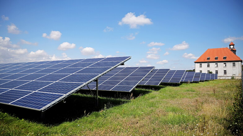 Solaranlagen, wie hier im Alten Lager Zeithain, könnten eine wichtige Rolle bei der Gewinnung von Grünem Wasserstoff spielen. Mit mehreren Partnern aus der Wirtschaft will die Gemeinde Zeithain günstige Rahmenbedingungen schaffen.