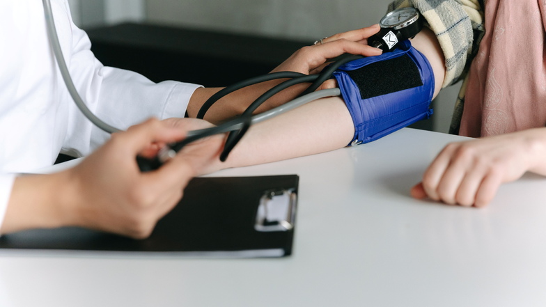 Keine Beschwerden? Mediziner raten dennoch, regelmäßig den Blutdruck zu kontrollieren, um frühzeitig Veränderungen erkennen zu können.