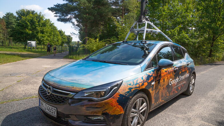 Mit solch einem Google-Mobil wie hier in Sproitz wurden und werden die Aufnahmen für Google-Maps gemacht.