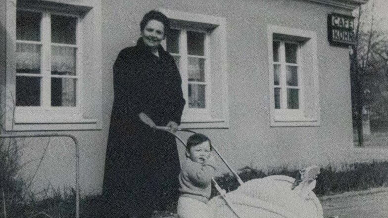 Heidemarie Wolf als kleines Mädchen mit ihrer Oma Johanna, die bis 1973 die Café-Chefin war.