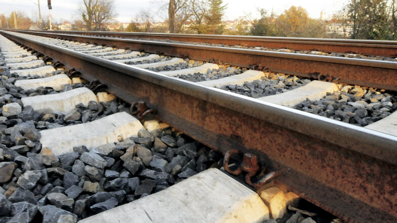 Auch wenn gerade kein Zug in Sicht ist - das illegale Überqueren von Gleisen birgt Gefahren.