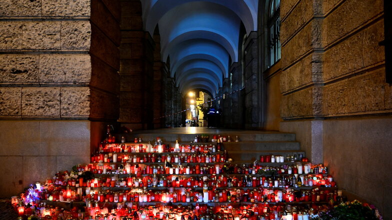 Blumen und Kerzen werden vor dem Gebäude der Philosophischen Fakultät der Karls-Universität abgelegt. Tschechien steht nach der Bluttat in Prag  im Zeichen der Trauer.